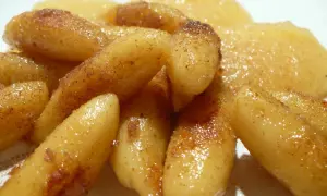 Schupfnudeln mit Zimt und Zucker, ein süßer Genuss, der Kindheitserinnerungen weckt.