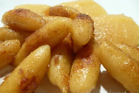 Schupfnudeln mit Zimt und Zucker, ein süßer Genuss, der Kindheitserinnerungen weckt.