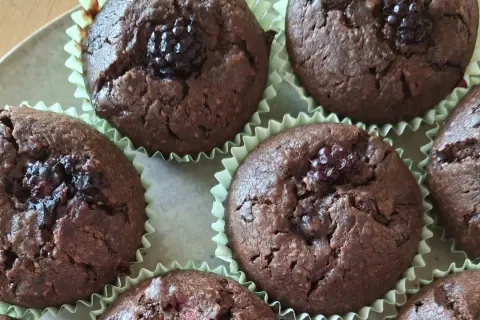Schokoladige Himbeer-Schoko-Muffins mit saftigen Beeren, bereit zum Genießen.