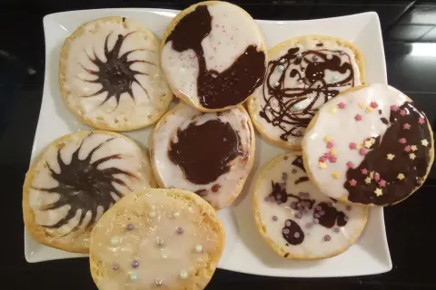Amerikaner Kekse mit Zuckerguss und Schokoladendekor, inspiriert von Rezepten, die man auch mit dem Thermomix zubereiten kann.