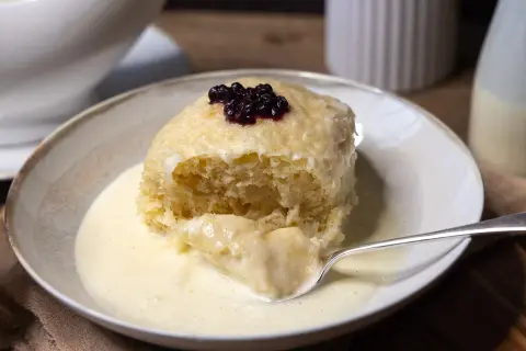 Ein fluffiger Dampfnudel-Kloß mit Blaubeeren und Vanillesauce. Ein köstliches Dampfnudeln Rezept zum Nachmachen.