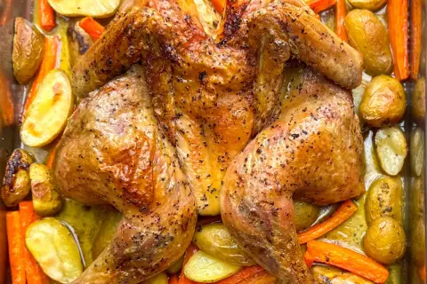 Brathähnchen mit Kartoffeln und Karotten, eine köstliche Mahlzeit, die sich gut für Rezepte mit Mais eignet.