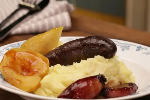 Herzhaftes Himmel und Erde Rezept: Blutwurst auf Kartoffelpüree mit Apfelmus und Zwiebeln. Ein Klassiker, der immer schmeckt.