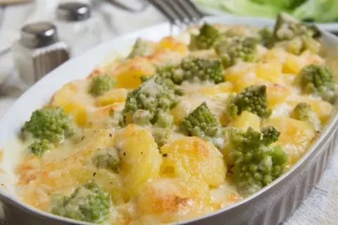 Ein köstliches Auflauf-Romana-Rezept mit Kartoffeln und überbackenem Käse.