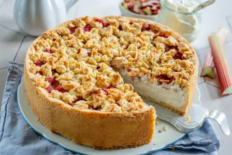 Saftiger Rhabarberkuchen mit Schmand und knuspriger Streuselhaube, ein Genuss für jeden Anlass.