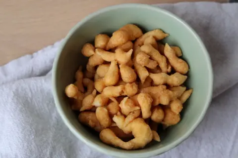 Schüssel mit knusprigen Backerbsen. Was kann man mit Backerbsen machen? Perfekt als Snack oder als Suppeneinlage!