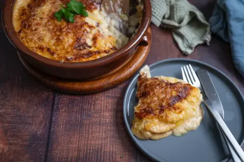 Ein goldbraunes Kartoffelgratin mit Käse überbacken, bereit zum Servieren. Dieses Kartoffelgratin Rezept ist ein Genuss!