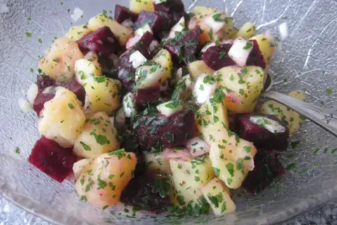 Bunter Kartoffel-Rote-Bete-Salat mit Petersilie. Ein einfaches Gericht, das sich gut für rote Bete Rezepte eignet.