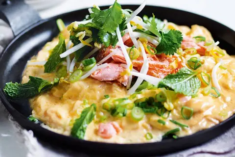 Herzhaftes Gericht mit Lachs, Sojasprossen und Minze in einer cremigen Sauce – perfekt für leichtes Essen im Sommer.
