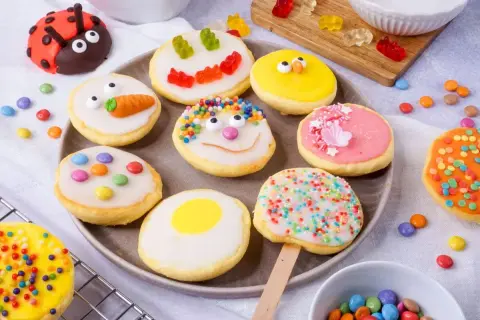 Bunte mini Amerikaner, verziert als Marienkäfer, Küken, Karotte und Smiley. Ein Fest für die Augen und den Gaumen!