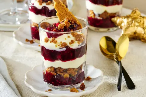 Schichtdessert im Glas: Himbeeren, Creme und Keksbrösel – ein köstliches trifle rezept für jeden Anlass.