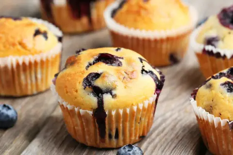 Saftige Blaubeermuffins, perfekt für ein schnelles Blaubeermuffins Rezept. Frisch gebacken und mit Blaubeeren gesprenkelt.
