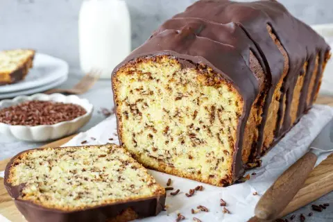 Ein saftiger Schokoladenkuchen mit Schokostreuseln, überzogen mit dunkler Schokolade. Ein Stück dieser kleinen Kuchen lädt zum Genießen ein.