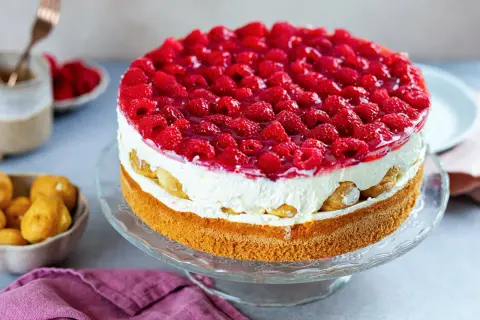 Himmlische Windbeuteltorte mit frischen Himbeeren und Sahne. Ein Traum für jeden Kaffeetisch, das Windbeuteltorte Rezept ist einfach!