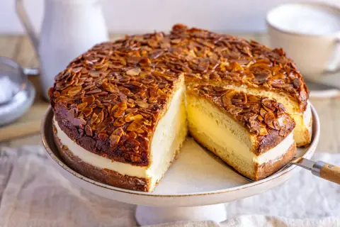Ein köstlicher Bienenstich Kuchen mit cremiger Füllung und karamellisierten Mandeln. Dieses Bienenstich Rezept ist ein Genuss!