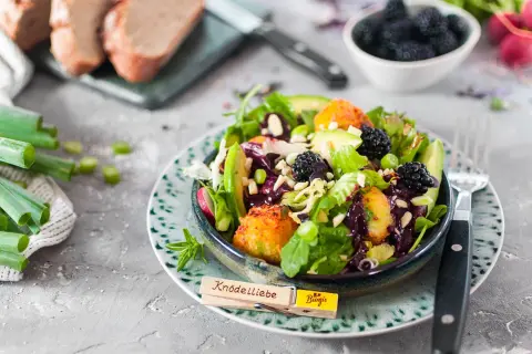 Sommer Rezepte Hauptgericht: Bunter Salat mit Knödeln, Beeren und Avocado. Ein leichtes und frisches Gericht für warme Tage.