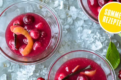Erfrischende Kaltschale mit Kirschen und Vanille, ein perfektes Sommer-Rezept.