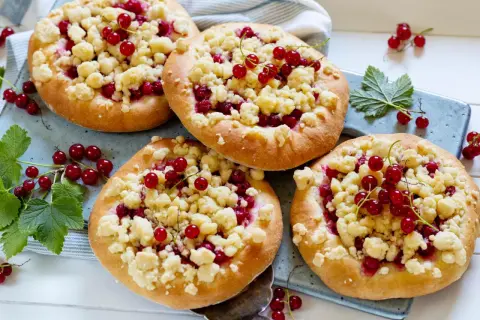 Vier kleine Streuselkuchen mit roten Johannisbeeren, perfekt für Johannisbeer Rezepte.