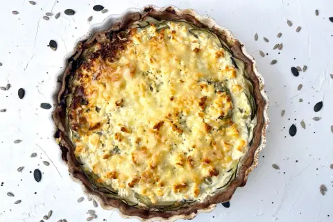 Herzhaftes Zucchiniquiche-Rezept mit Käse und Kräutern, goldbraun gebacken. Perfekt für ein leichtes Mittagessen.