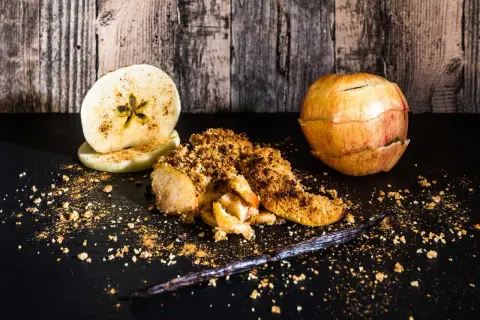 Ein köstlicher Apfel-Crumble mit Zimt, Äpfeln und einer Vanilleschote.