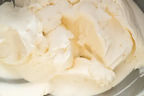 Cremige Buttercreme mit Pudding, perfekt für Ihr nächstes Backprojekt. Dieses Buttercreme Rezept mit Pudding ist einfach und gelingt immer.