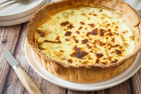Herzhafte Fenchel Tarte mit goldbraunem Teig und cremiger Füllung, bereit zum Servieren.