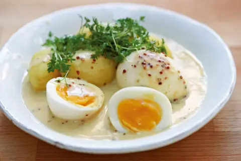 Gekochte Eier mit Senfsauce und Kartoffeln, garniert mit Kresse. Ein Klassiker, der immer schmeckt.