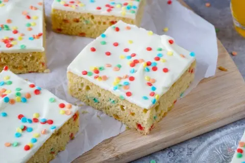 Bunte Streusel zieren diesen köstlichen Konfetti Kuchen. Perfekt für jede Feier!