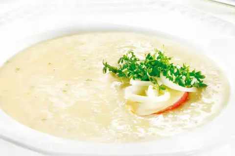 Cremige Suppe mit frischem Kresse-Garnitur, Apfelscheibe und Zwiebelringen. Ein Hauch von Baiersdorf Meerrettich verleiht ihr Würze.