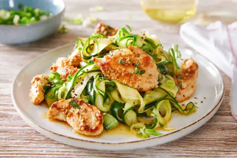 Gebratene Hähnchenstreifen mit Gurken-Zoodles und Frühlingszwiebeln – leichte sommerliche Rezepte für heiße Tage.
