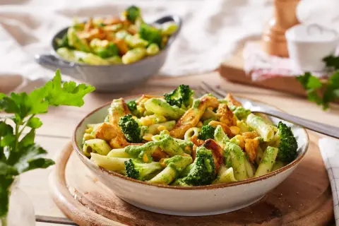 Penne mit Hähnchen, Brokkoli und Mais in cremiger Kräutersauce. Perfekt für gesunde Rezepte Mittagessen.