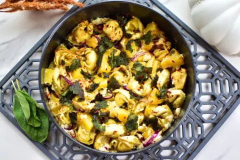 Gebackene Tortellini mit Salbei und roter Zwiebel, ein schnelles Gericht, das perfekt für ein Abendessen unter der Woche ist.