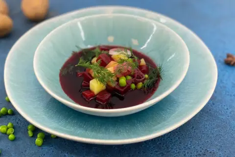 Herzhafte Suppe mit Rote Bete, Kartoffeln und Erbsen, garniert mit Dill.