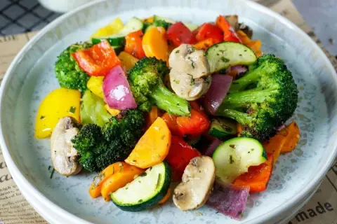 Buntes Ofengemüse mit Brokkoli, Paprika, Zucchini und Karotten – schnelle gesunde Rezepte für eine ausgewogene Mahlzeit.
