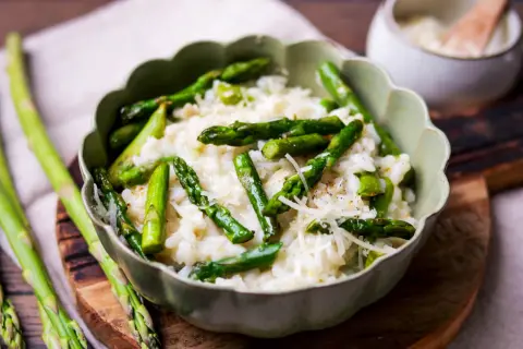 Cremiges Spargelrisotto mit frisch geriebenem Parmesan, ein köstliches Rezept für den Frühling.