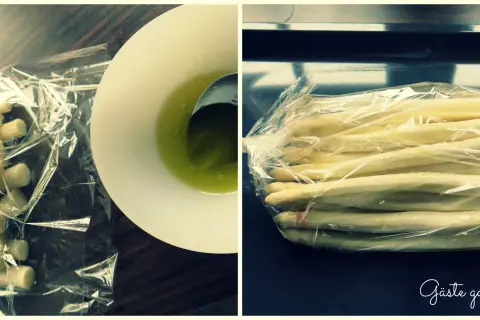 Frischer weißer Spargel im Bratschlauch, bereit für die Zubereitung. Daneben eine Schüssel mit grüner Flüssigkeit, vielleicht Butter oder Öl.