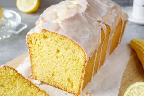 Saftiger Zitronenkuchen mit Zuckerguss, perfekt für ein einfaches zitronenkuchen rezept. Frisch gebacken und bereit zum Genießen.