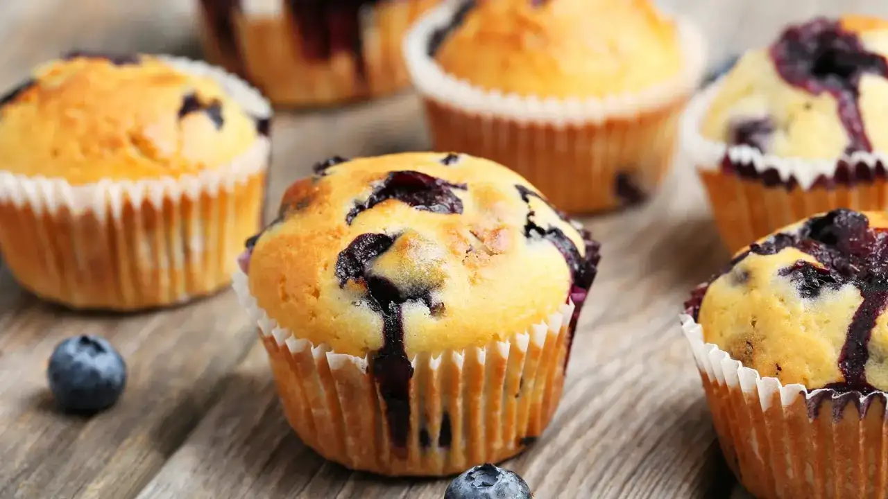 Saftige Blaubeermuffins, perfekt für ein schnelles Blaubeermuffins Rezept. Frisch gebacken und mit Blaubeeren gesprenkelt.